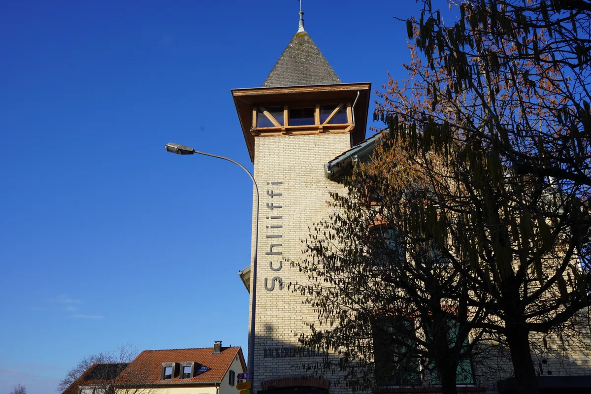 Der Turm der Schliiffi vor strahlend blauem Himmel.